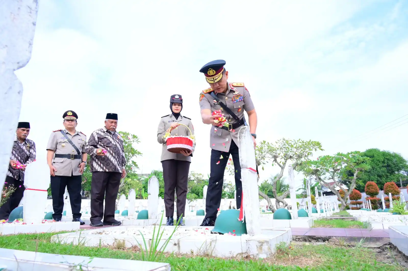 Kapolda Jambi Irjen Pol. Krisno H. Siregar menaburkan  bunga di Taman Makam Pahlawan Satria Bhakti Jambi dalam rangka memperingati Hari Bhayangkara ke-79, Senin (23/6/2025) (Foto: Dok/MI)