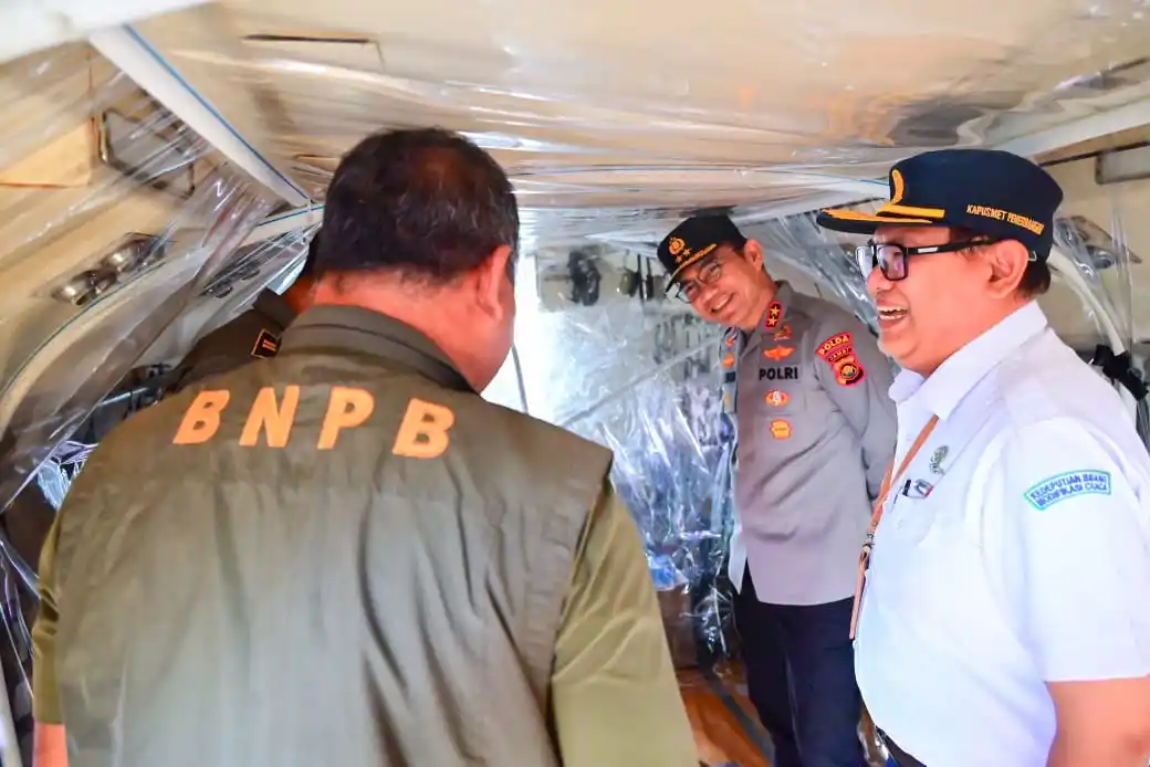 Kapolda Jambi Irjen Pol. Krisno H. Siregar bersama Direktur Tata Kelola Modifikasi Cuaca BMKG RI Edison Kurniawan dan perwakilan BNPB meninjau langsung kesiapan pesawat untuk Operasi Modifikasi Cuaca (OMC) di Jambi, Senin (11/8/2025). (Foto: Istimewa)
