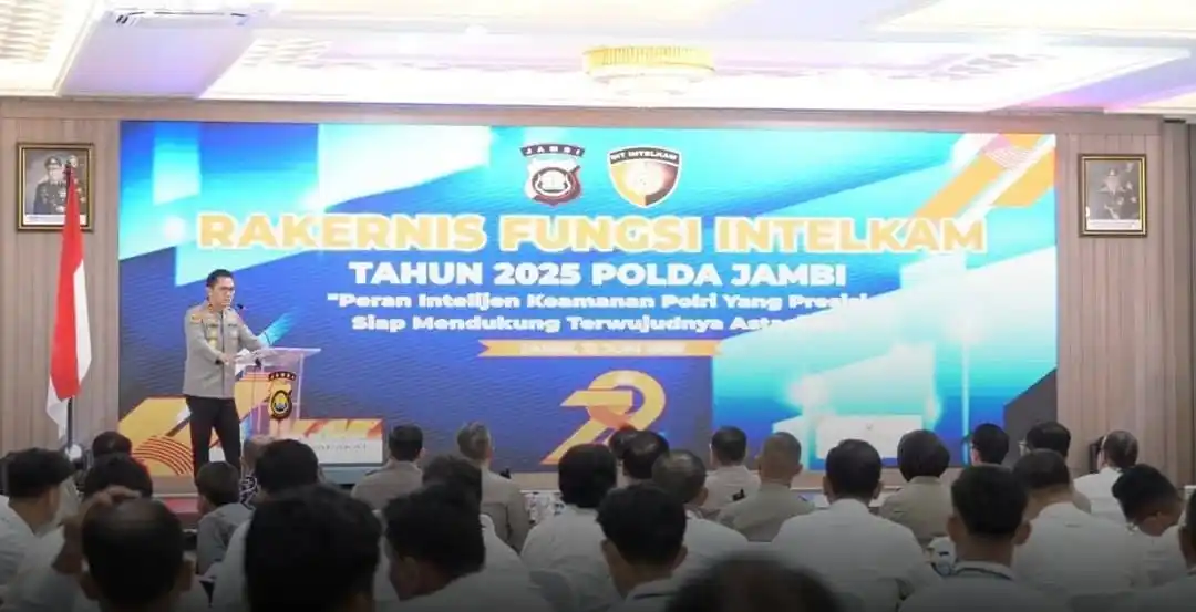Kapolda Jambi Irjen Pol. Krisno H. Siregar saat membuka Rakernis Ditintelkam 2025 di Aula Gedung Siginjai, Kamis (12/6) (Foto: Dok/MI)