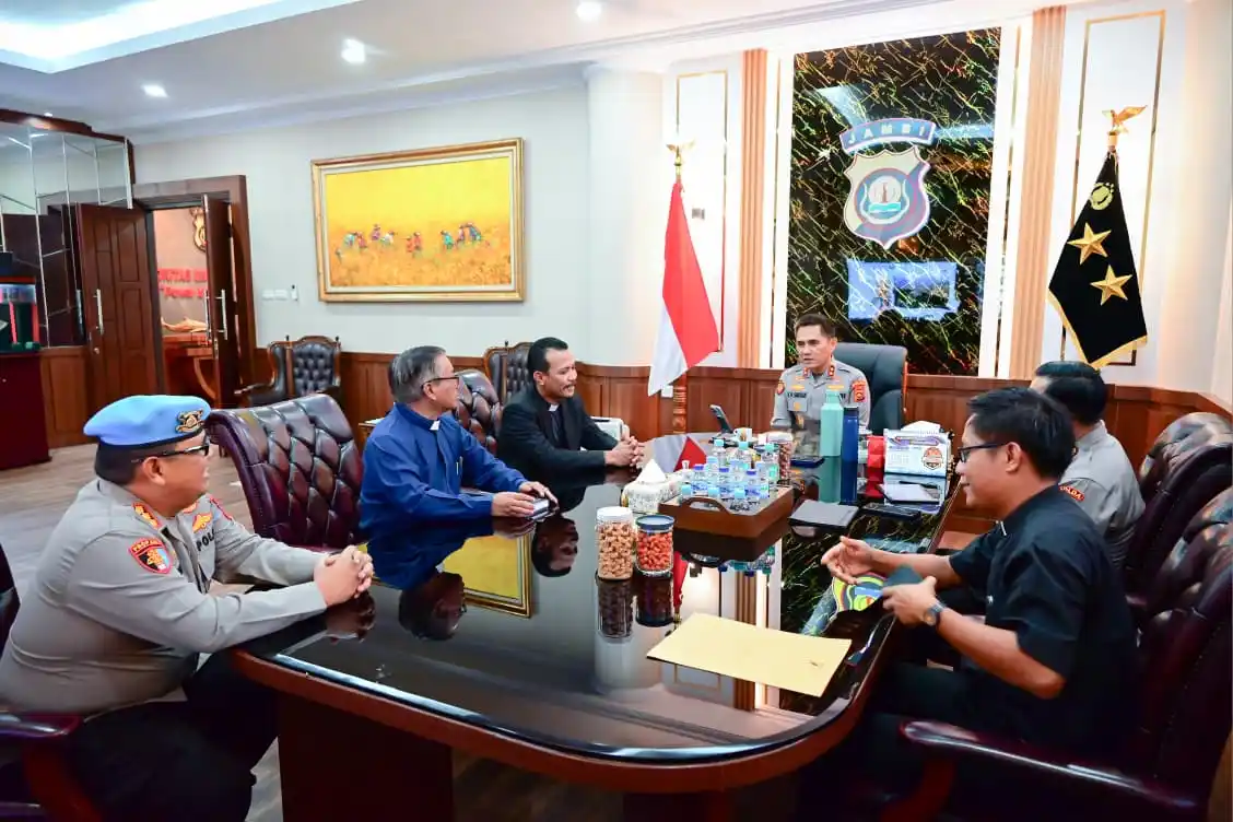 Kapolda Jambi Irjen Pol. Krisno Halomoan Siregar menerima audiensi Praeses dan Pendeta HKBP Distrik XXV Jambi di ruang kerjanya, Kamis (28/8/2025). Pertemuan berlangsung hangat sebagai ajang silaturahmi sekaligus penyampaian undangan resmi untuk menghadiri Rapat Pendeta HKBP Distrik XXV Jambi.