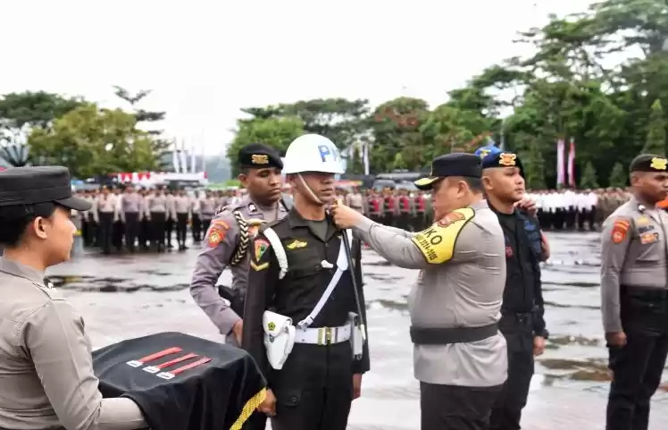 Kapolda Maluku bersama stakeholder dalam apel gelar pasukan pengamanan pilkada di Ambon. (Foto: Antara)