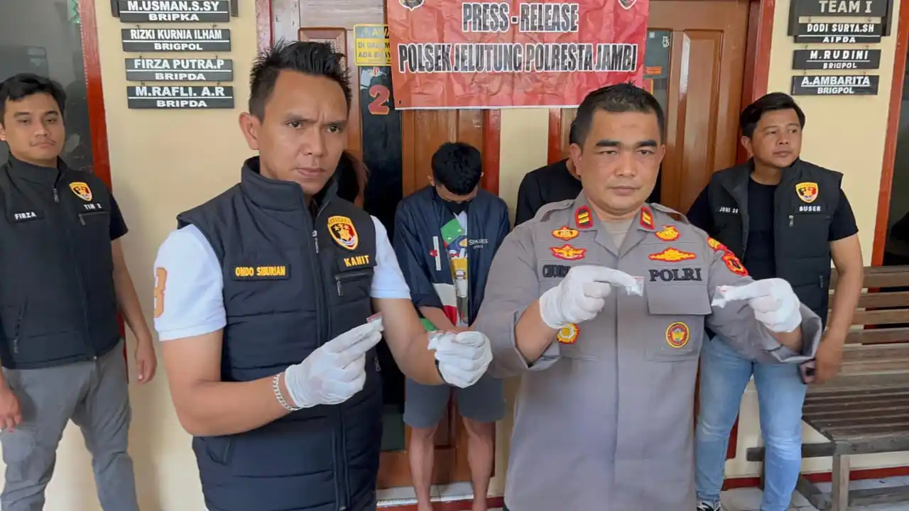 Kapolsek Jelutung Iptu Choiril Umam bersama Kanit Reskrim menunjukkan barang bukti sabu hasil ungkap kasus jaringan peredaran narkotika yang dikendalikan dari dalam lapas, Rabu (20/8/2025). (Foto: Dok/MI)