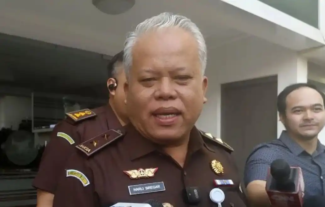 Kepala Pusat Penerangan Hukum (Kapuspenkum) Kejaksaan Agung Harli Siregar (tengah) menjawab pertanyaan awak media di Gedung Kejaksaan Agung, Jakarta, Senin (12/8/2024)