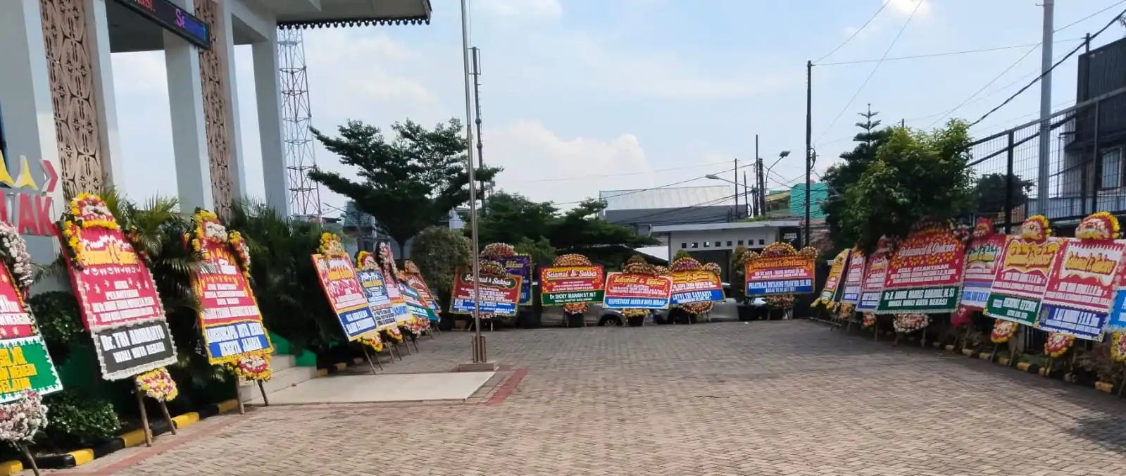 Karangan Bunga Ucapan Selamat Kajari Baru Kota Bekasi, Sulvia Triana Hapsari (Foto/Dok.MI)