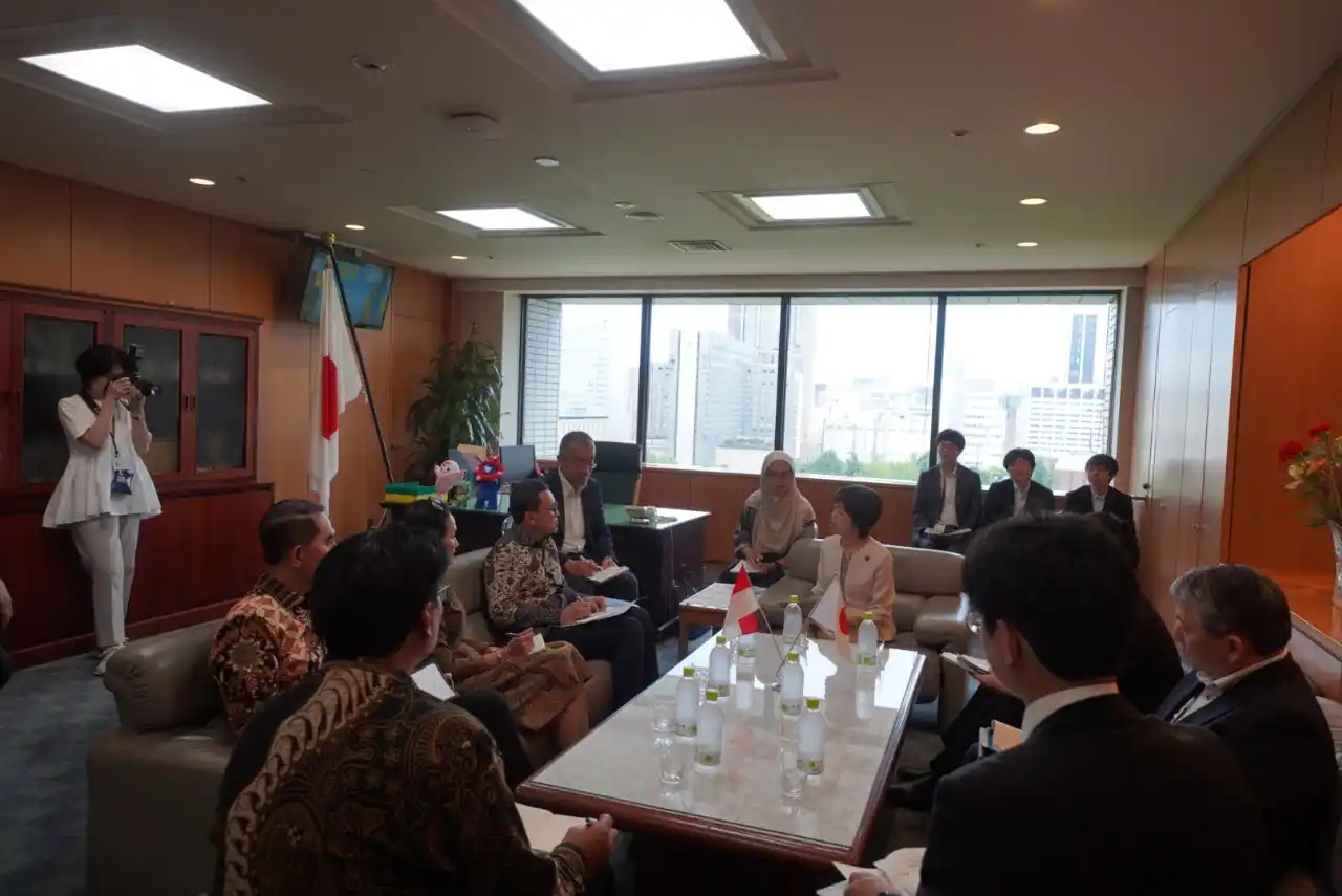 Menteri Pelindungan Pekerja Migran Indonesia (P2MI) Abdul Kadir Karding melakukan pertemuan dengan Wakil Menteri Kesehatan, Tenaga Kerja, dan Kesejahteraan Jepang (MHLW) Yoko Wanibuchi di Tokyo, Senin (25/8). (Foto:Dok/P2MI)