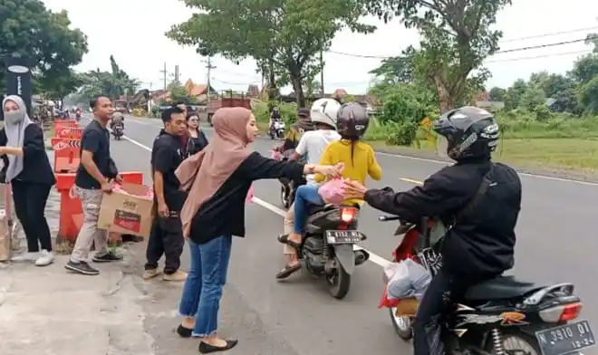 Karyawan PT. Borwita Citra Prima Kraksan Probolinggo berbagi ribuan ta’jil di Jl. Kali Salam, Kecamatan Dringu, Kabupaten Probolinggo, Rabu (26/3/2025). (Foto: Dok MI)