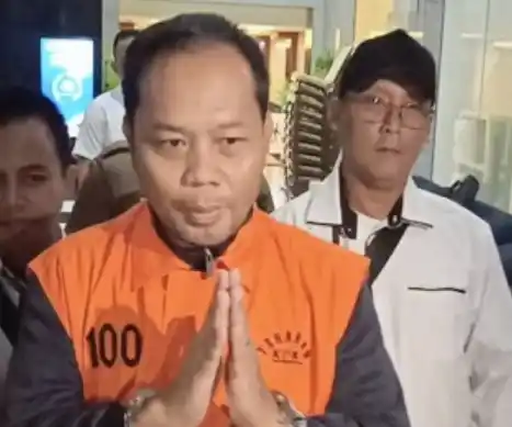 Kasi Datun Kejari Hulu Sungai Utara Taruna Fariadi mengenakan rompi tahanan selesai menjalani pemeriksaan di Gedung Merah Putih KPK, Jakarta, Senin (22/12/2025).