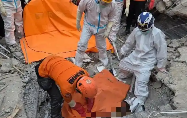 Petugas tengah mengevakuasi korban (Foto: Dok MI/Ist)