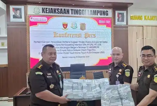 Kejaksaan Tinggi (Kejati) Lampung kembali menyita barang bukti berupa mata uang asing senilai USD 1.483.497,78 atau setara Rp 23,5 miliar dalam kasus dugaan korupsi pengelolaan dana Participating Interest (PI) 10 persen pada Wilayah Kerja Offshore South East Sumatera (WK OSES).