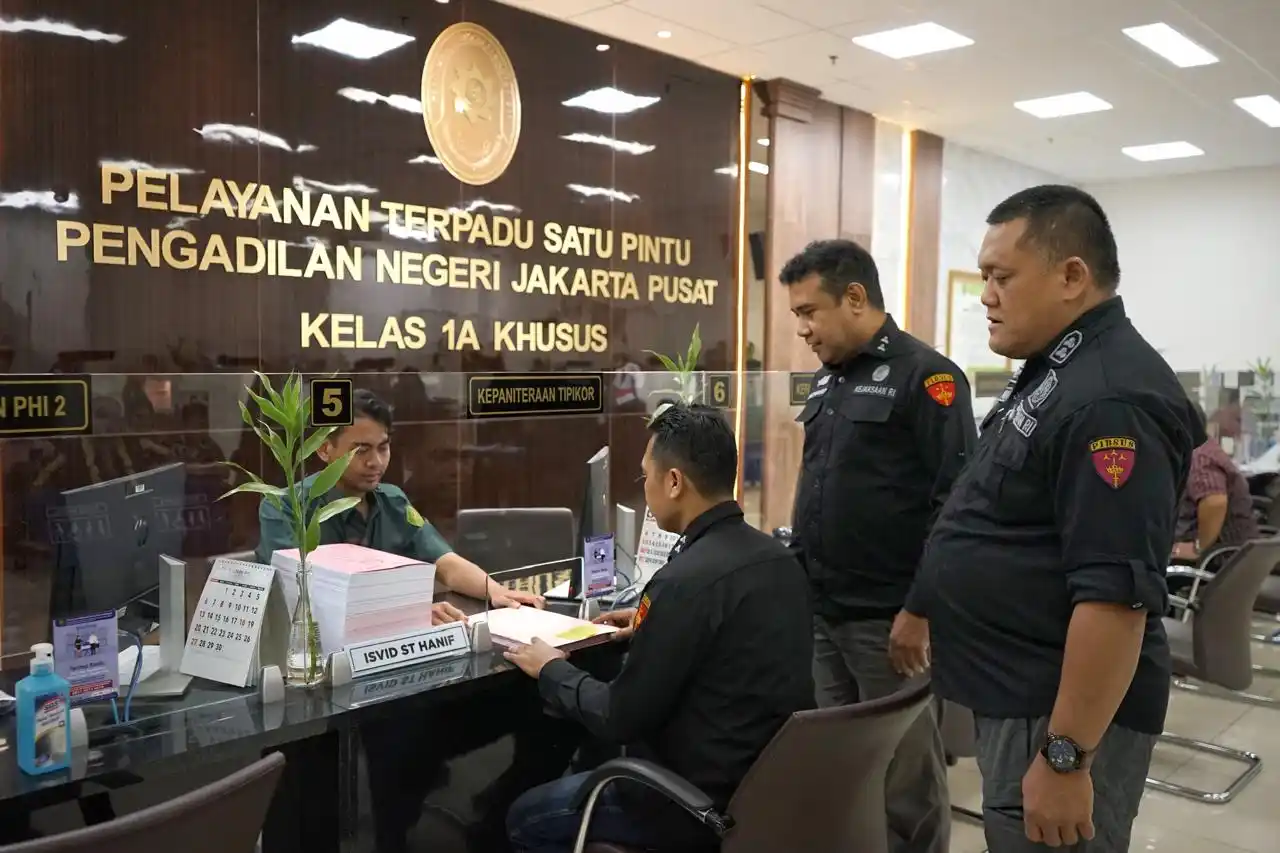 Jaksa Penuntut Umum pada Jaksa Agung Muda Bidang Tindak Pidana Khusus (Jampidsus) dan Kejaksaan Negeri Jakarta Pusat telah melakukan pelimpahan berkas perkara terhadap Terdakwa Rudi Suparmono, selaku Eks Ketua Pengadilan Negeri Surabaya dalam perkara dugaan tindak pidana korupsi suap dan/atau gratifikasi terkait penanganan perkara Terpidana Ronald Tannur, Selasa (6/5/2025)