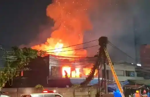 Amuk si jago merah di kawasan komersial Pasar Baru, Bekasi Timur, dilaporkan terus meluas hingga menghanguskan sedikitnya tiga unit rumah toko