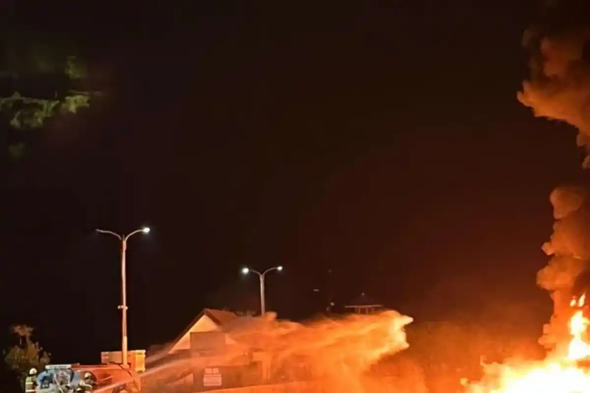 Kebakaran kapal di dermaga Ancol, Jakarta Utara, Sabtu (8/2/2025). (Foto: Gulkarmat DKI)