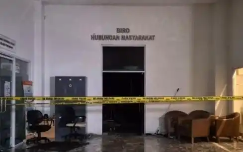 Ruangan Biro Hubungan Masyarakat (Humas) Kementerian Agraria dan Tata Ruang/Badan Pertanahan Nasional (ATR/BPN) yang terbakar, Sabtu (8/2/2025) malam (Foto: Dok MI/Aswan)