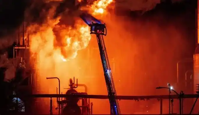 Kebakaran kilang minyak milik Chevron El Segundo di California, Amerika Serikat (AS) pada Kamis (2/10/2025) (Foto: Repro)