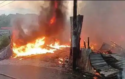 Kebakaran Lapak Barang Bekas di Pondok Kelapa, Duren Sawit, Jakarta Timur (Foto: Ist)