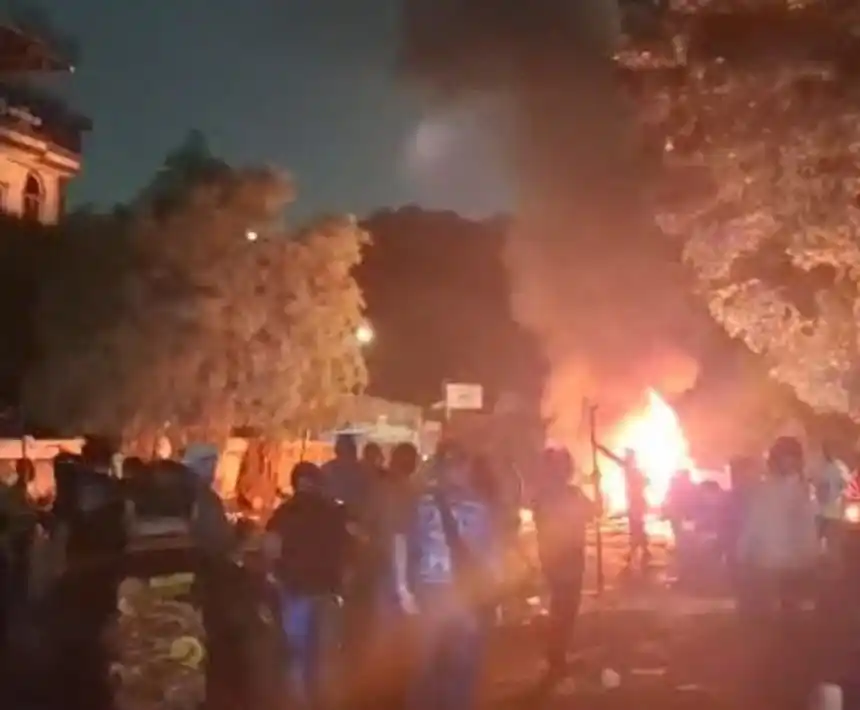 Buntut tewasnya seorang debt collector di Kalibata, Jakarta Selatan, sekelompok orang tak dikenal melakukan aksi brutal, membakar lapak pedagang kaki lima (PKL) di depan Taman Makam Pahlawan (TMP) Kalibata, malam ini, Kamis, 11 Desember (Foto: Dok MI)