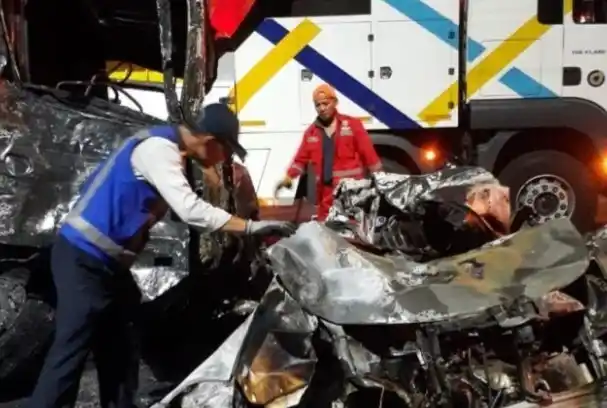 Kecalakaan maut di Tol Ciawi (foto: dok damkar)