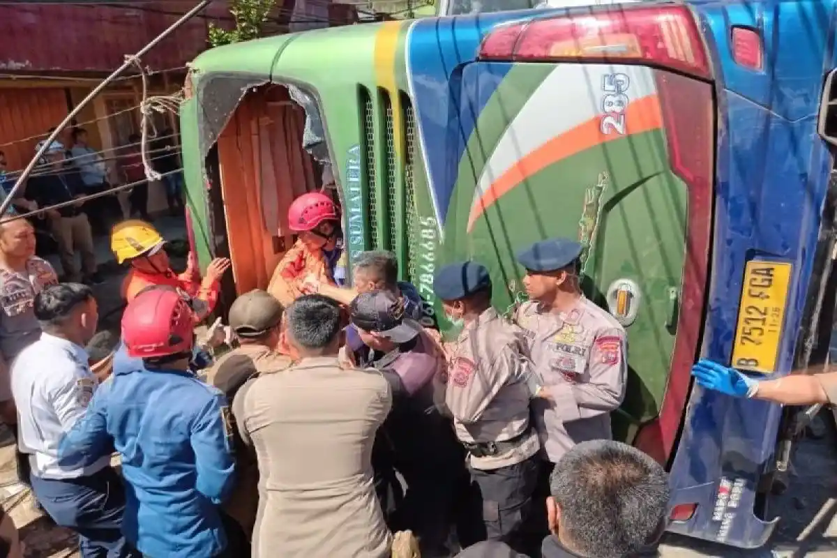 Bus ALS Terguling di Padang Panjang, Sumatera Barat [Foto: Ist]