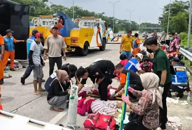Kecelakaan Bus dinas Brimob di Tol Pandaan-Malang KM 72-73, wilayah Purwodadi, Kabupaten Pasuruan, Sabtu (1/2/2025) (Foto: Repro)