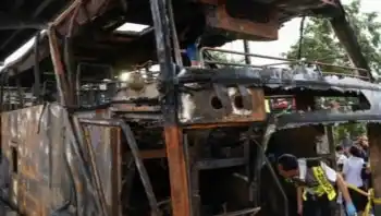 Bus yang membawa guru dan siswa dari sekolah Wat Khao Phraya, terbakar, yang mengakibatkan 25 orang tewas dan lainnya cedera, di pinggiran Bangkok, Thailand, 1 Oktober 2024.