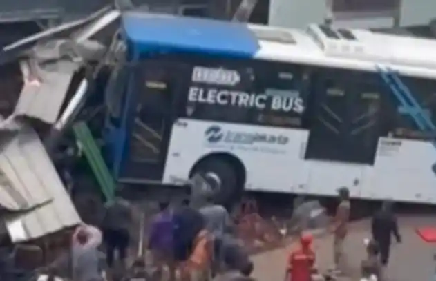 Kecelakaan bus Transjakarta di Jalan Raya Minangkabau, Setiabudi, Jakarta Selatan (Foto: Repro)