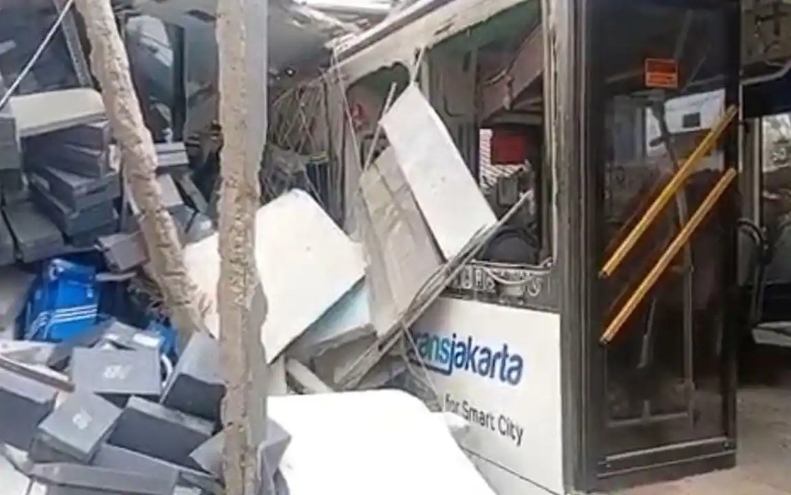 Kecelakaan bus Transjakarta di Pulogebang, Cakung, Jakarta Timur (Foto: Ist)