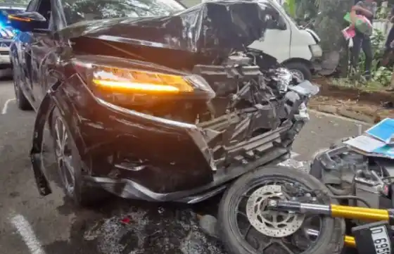 Kecelakaan Lalu Lintas, Mobil Seret Motor di Jalan Anggrek Bandung [Foto: Repro]