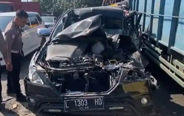 Mobil Toyota Innova menabrak truk pengangkut beton di Tol Jombang pada Jumat (Foto: Repro)