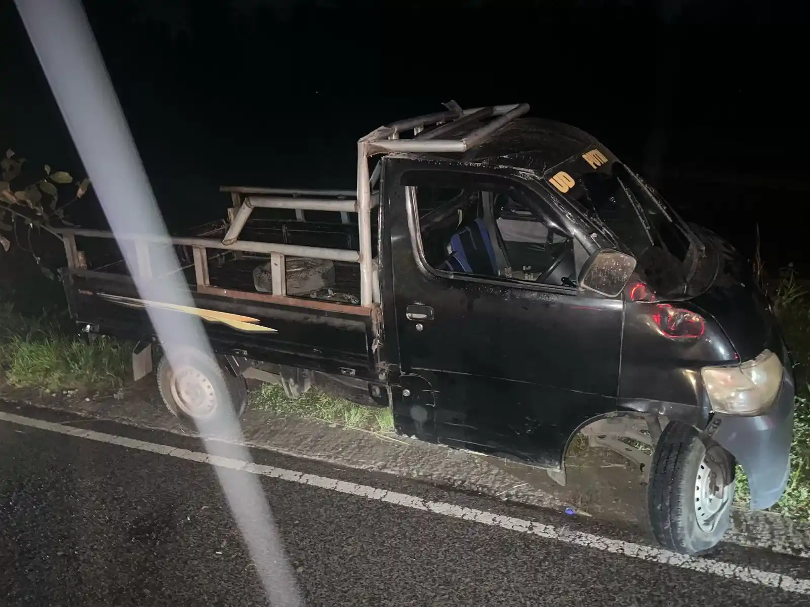Kondisi mobil pikap yang mengalami kecelakaan tunggal mengakibatkan 4 orang meninggal dunia di Desa Barabali, Kecamatan Batukliang, Lombok Tengah, Minggu (20/4/2025). [Foto: Ist]