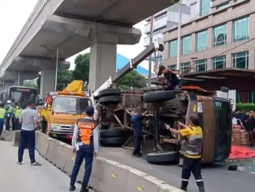 Sebuah truk mengalami kecelakaan di Jalan MT Haryono pada Kamis (10/4/2025). [Foto: Ditlantas Polda Metro Jaya]