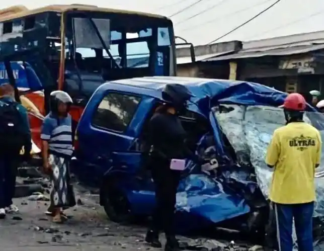 Bodi kendaraan Isuzu Panther yang hancur usai mengalami kecelakaan lalu lintas dan menabrak bus di Jalan Raya Pantura, Kecamatan Duduksampeyan, Kabupaten Gresik, Jawa Timur, Kamis (10/4/2025).