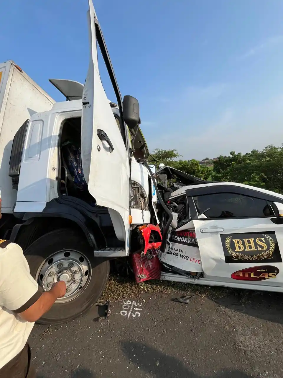Mobil Kru TVOne Kecelakaan di Tol Pemalang [Foto: Ist]