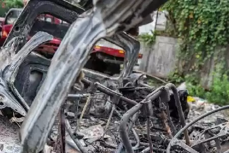 Dalam kecelakaan ini dua mobil hangus terbakar, sementara bus ringsek di bagian depan (Foto: MI Repro Antara)