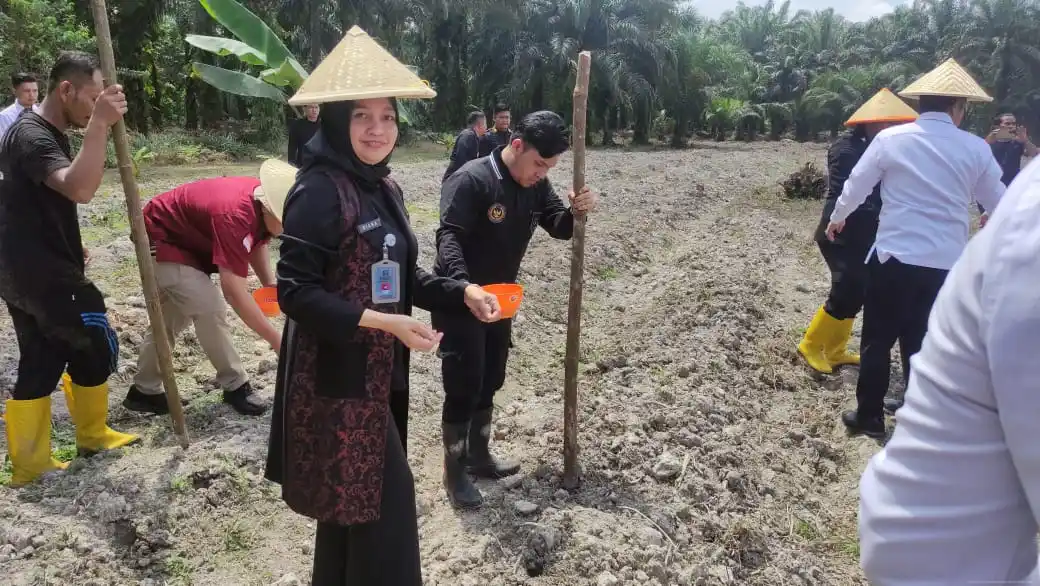 Kegiatan penanaman jagung di Lapas Muara Sabak (Foto: Dok/MI)