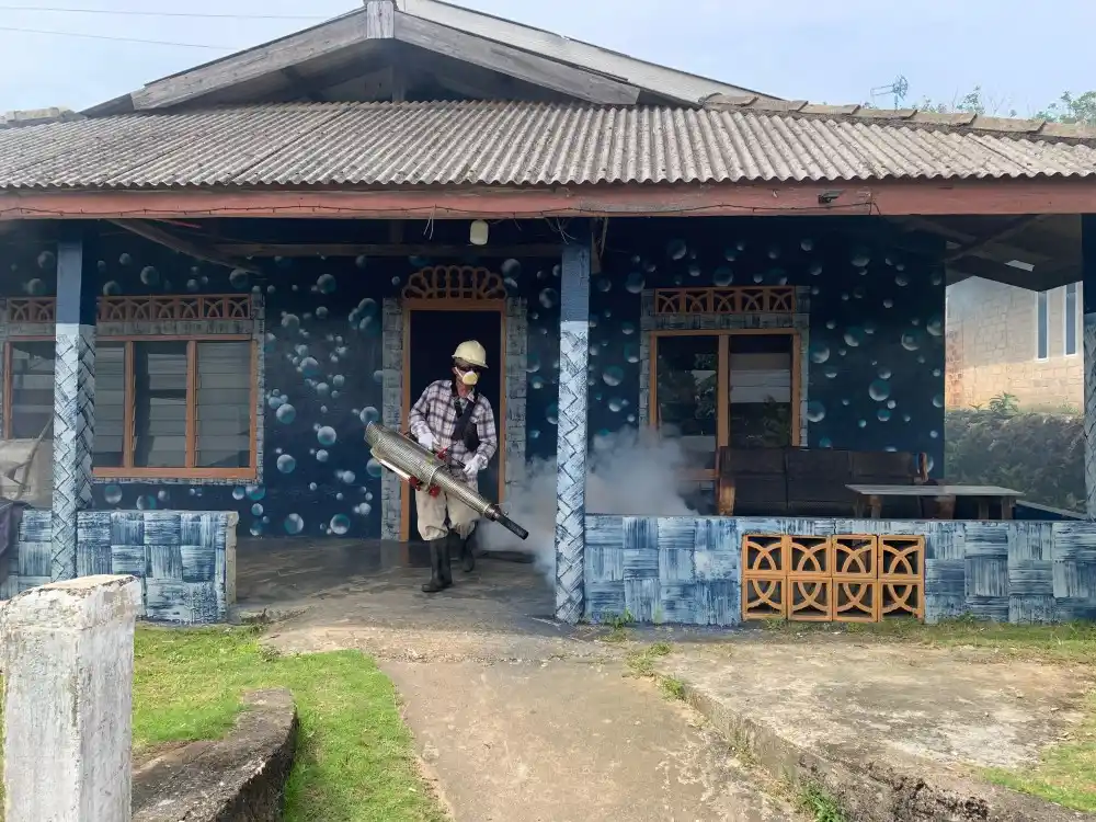 Kegiatan pengasapan/foging di Dusun 1, Desa Gemuruh, Kecamatan Kundur Barat, Rabu (11/6/2025) (Foto: Doc. PT Timah)