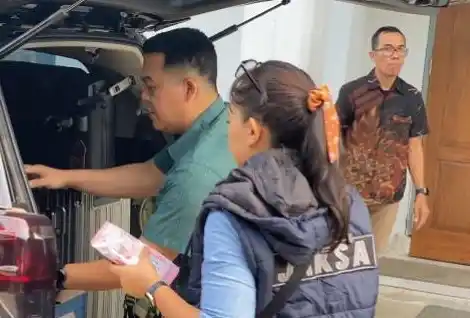 Kejaksaan Agung (Kejagung) menggeledah Dinas Kehutanan Provinsi Sulawesi Tenggara (Dishut Sultra) di Jalan Tebaununggu, Kelurahan Korumba, Kecamatan Mandonga, Kota Kendari, Kamis (16/10/2025)