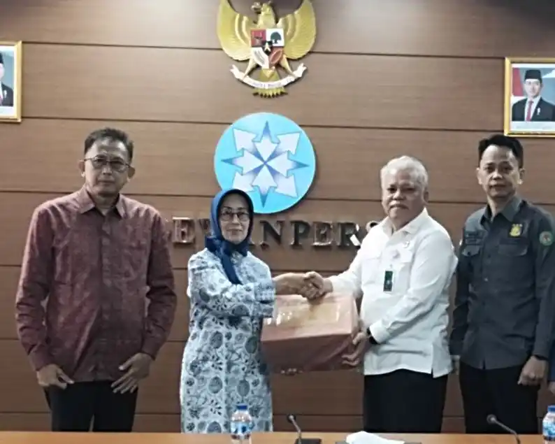 Kapuspenkum Kejagung Harli Siregar dan Ketua Dewan Pers Ninik Rahayu saat pertemuan di Gedung Dewan Pers, Jakarta, Kamis (24/4/2025)