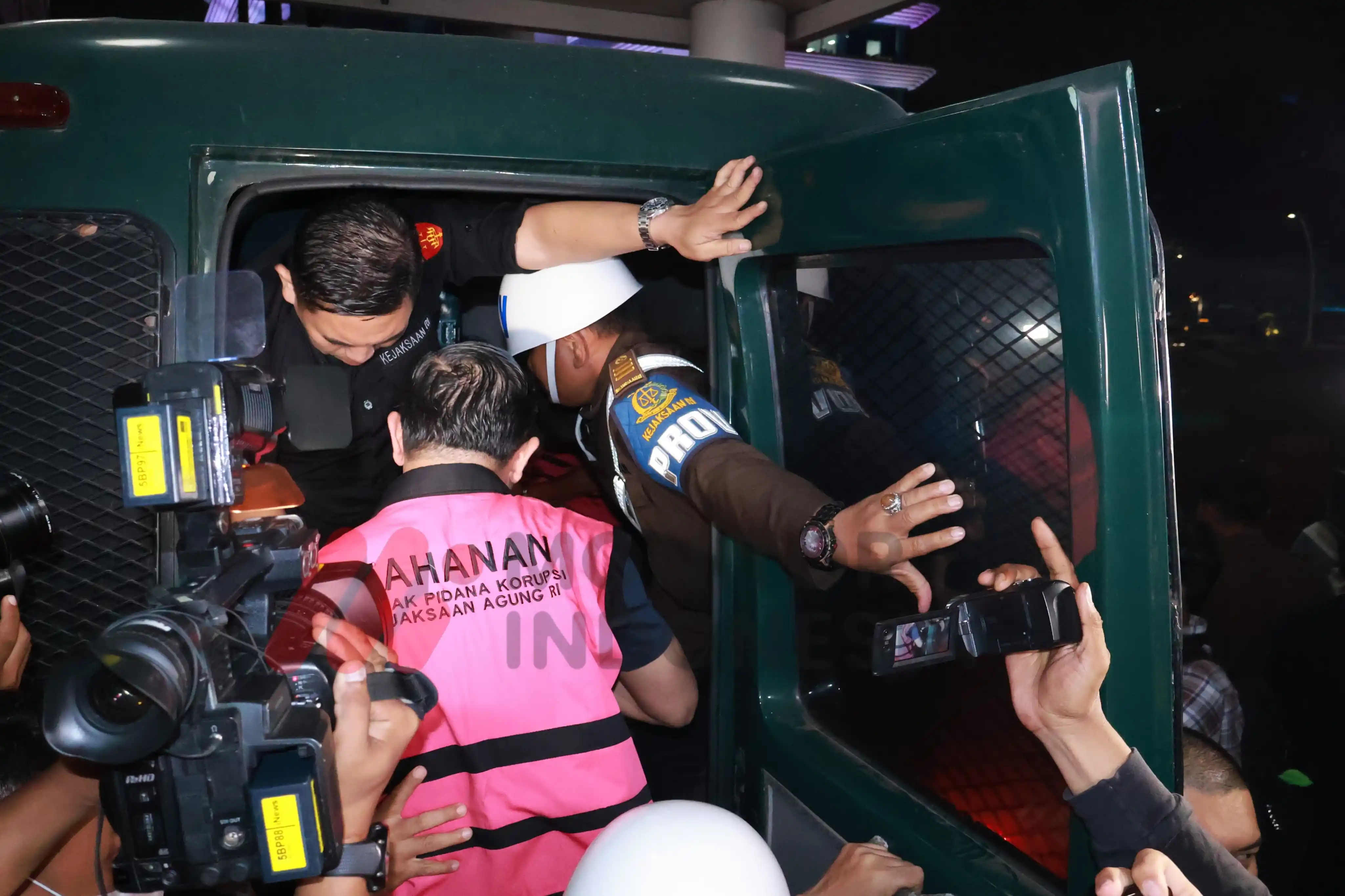 Tom Lembong memasuki mobil tahanan (Foto: Dok MI/Aswan)