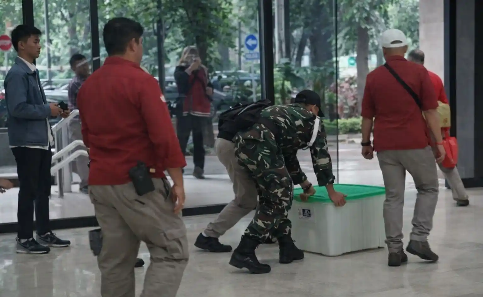 Penyidik pada Jaksa Agung Muda Tinda Pidana Khusus (JAMPidsus) Kejaksaaan Agung (Kejagung), diam-diam tengah melakukan penggeledahan di se­jumlah ruangan di kantor Kementerian Kehutanan (Kemenhut), Rabu (7/1) so­re. Penggeledahan dilakukan sebagai upaya tindakan lanjut penyidikan dugaan korupsi tambang nikel di Kabupaten Konawe Utara. (Foto: Dok MI)