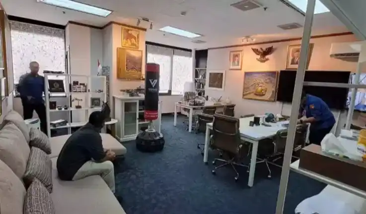 Kejaksaan Agung (Kejagung) mengamankan sejumlah barang bukti saat menggeledah kantor Kementerian Lingkungan Hidup dan Kehutanan (KLHK) (Foto: Dok MI/Ist)