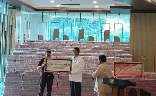 Kejaksaan Agung (Kejagung) menyerahkan uang pengganti kerugian negara dalam kasus tindak pidana korupsi pemberian fasilitas ekspor Crude Palm Oil (CPO) dan turunannya dihadapan Presiden Prabowo Subianto, Senin (20/10/2025).