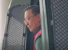 Tom Lembong memasuki mobil tahanan (Foto: Dok MI/Aswan)