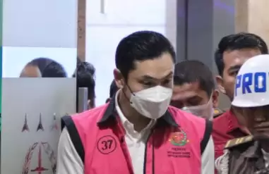 Harvey Moeis Suami Artis Sandra Dewi mengenakan rompi tahanan Kejaksaan Agung (Kejagung) (Foto: Dok MI)