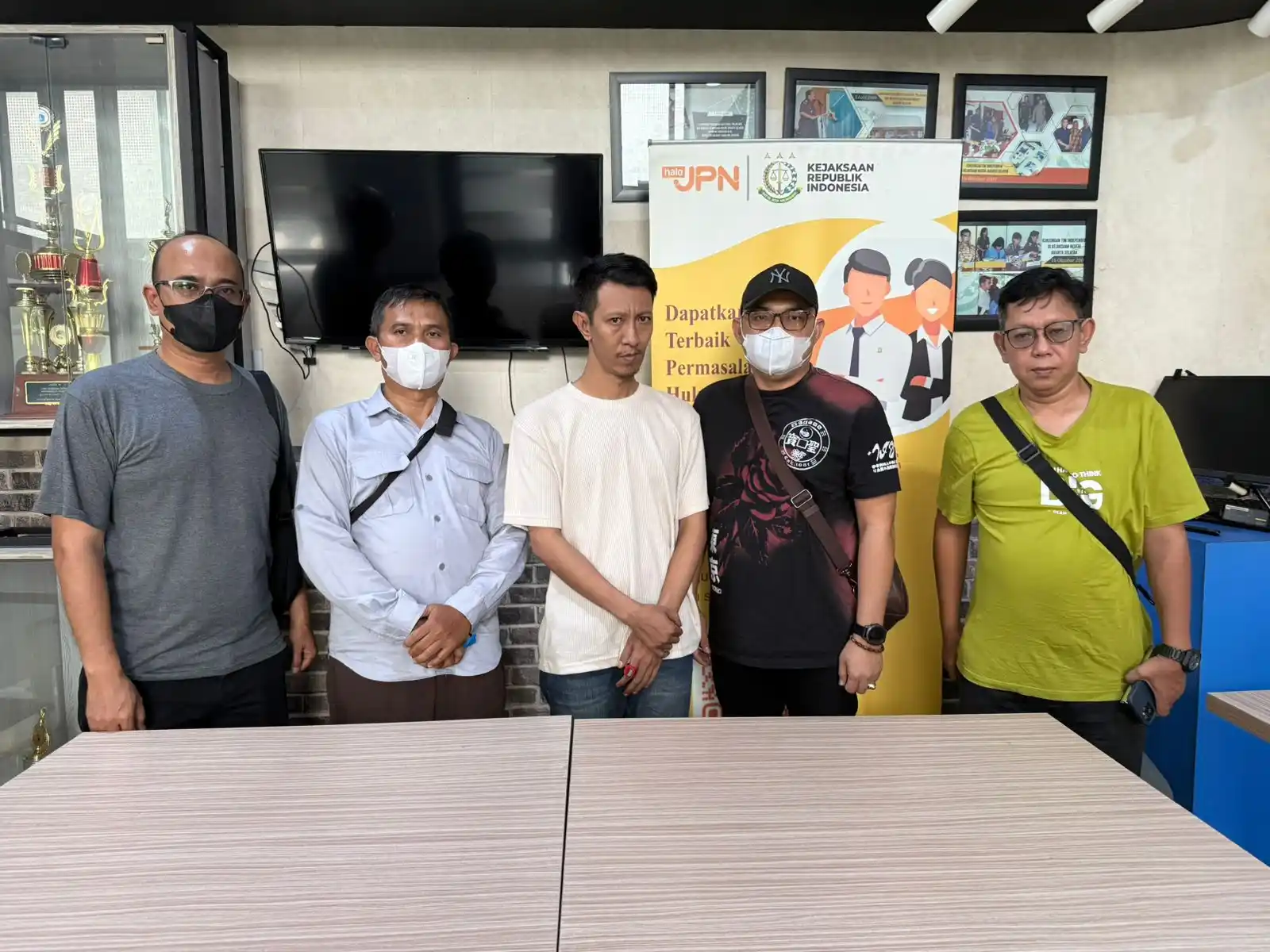 Tim Satgas Intelijen Reformasi dan Inovasi (SIRI) Kejaksaan Agung bersama dengan Tim Kejaksaan Tinggi Jawa Timur menangkap buronan yang masuk dalam Daftar Pencarian Orang (DPO) atas nama Ya'qub Bin H. Lutfi  (Foto: Dok MI)