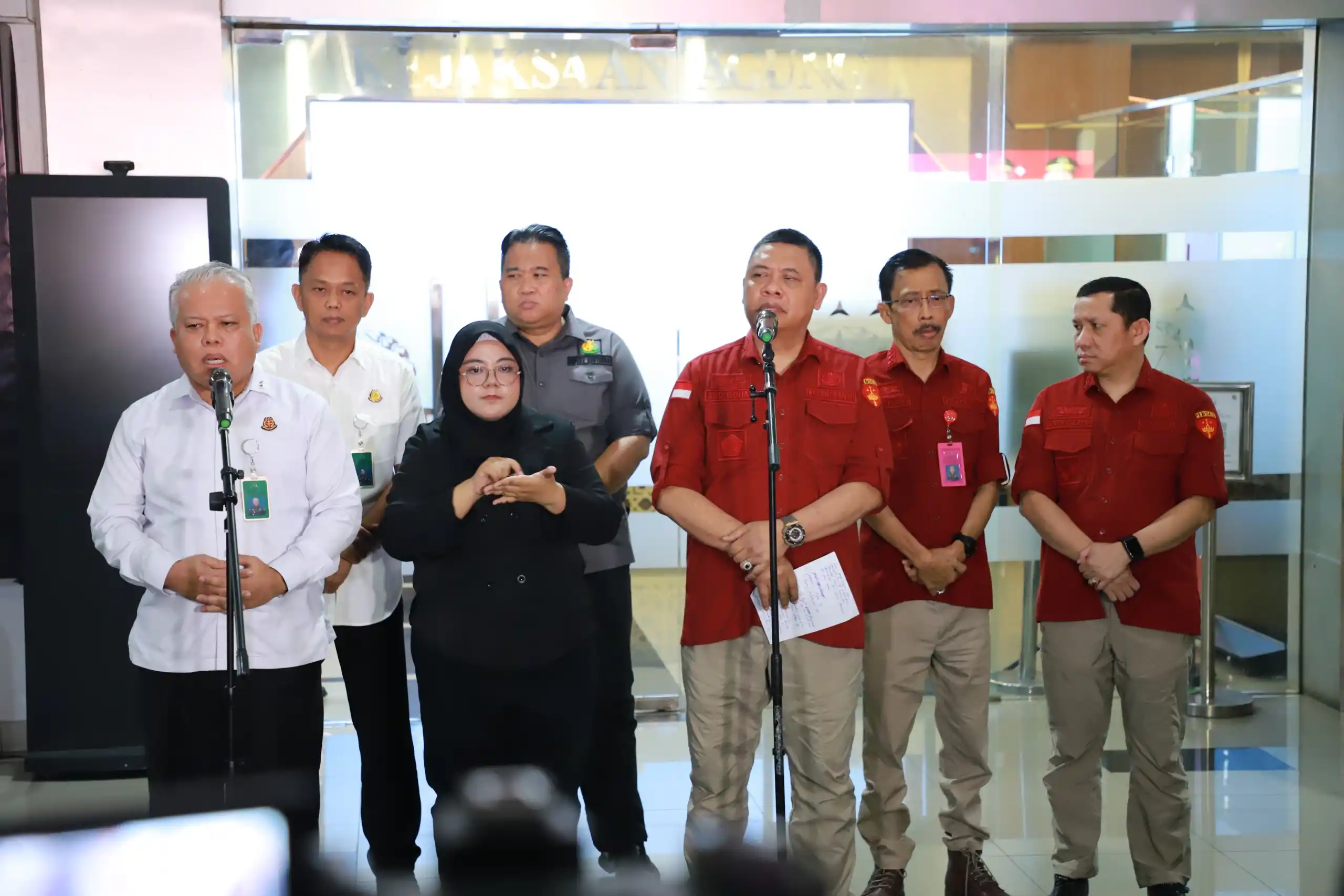 Konferensi penetapan tersangka dan penggeledahan 3 oknum hakim PN Surabaya dan 1 oknum pengacara di Kejaksaan Agung, Rabu (23/10/2024) malam (Foto: Dok MI/Aswan)
