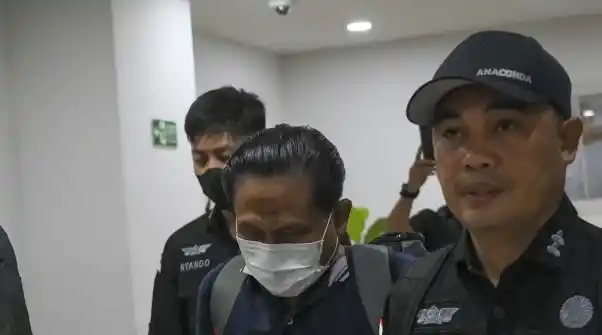 Eks Ketua Pengadilan Negeri (PN) Surabaya Rudi Suparmono (kedua dari kanan, mengenakan masker putih) (Foto: Dok MI)