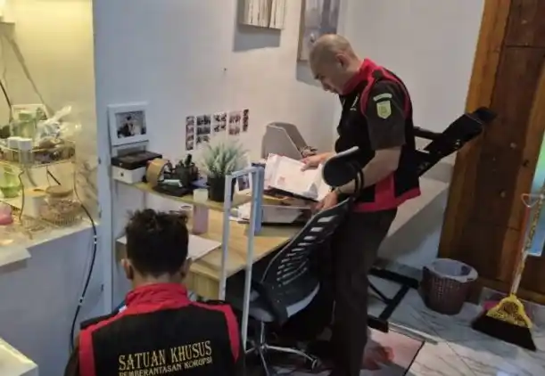 Kejari Pringsewu saat menggeledah kantor LPPAN, Selasa (3/6/2025) (Foto: Istimewa)