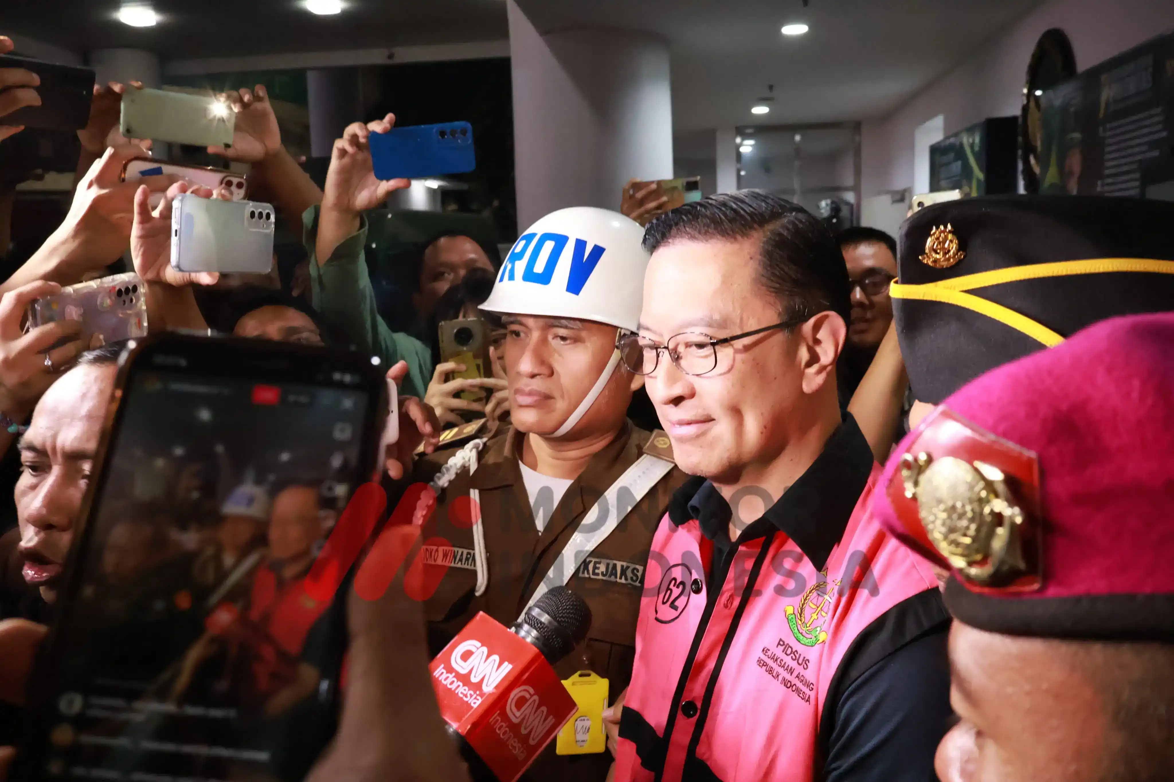 Tom Lemong mengenakan rompi tahanan Kejagung (Foto: Dok MI)