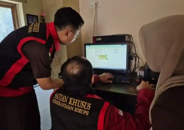 Penyidik Kejari Kabupaten Blitar saat melakukan pengecekan dokumen di Kantor Dinas PUPR Kabupaten Blitar (Foto: Dok MI)