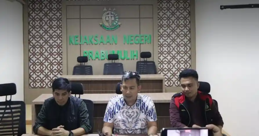 Kejaksaan Negeri (Kejari) Prabumulih resmi menetapkan tiga tersangka dalam kasus dugaan korupsi dana hibah KPU untuk Pilkada 2024, Jumat, (3/10/2025). (Foto: Ist)